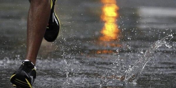 Бег в дождь: стоит ли выходить на пробежку в непогоду?