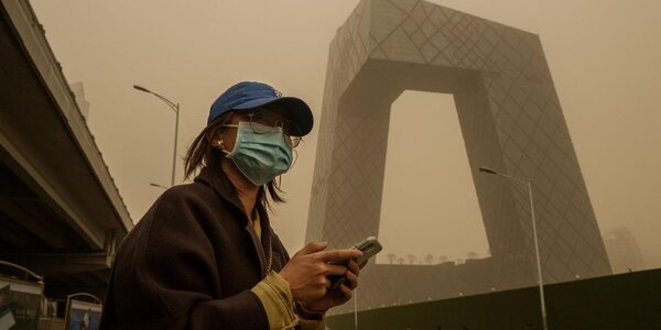 Из-за песчаной бури в Китае солнце стало синим