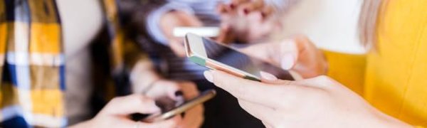 Смартфон мешает наслаждаться общением с близкими