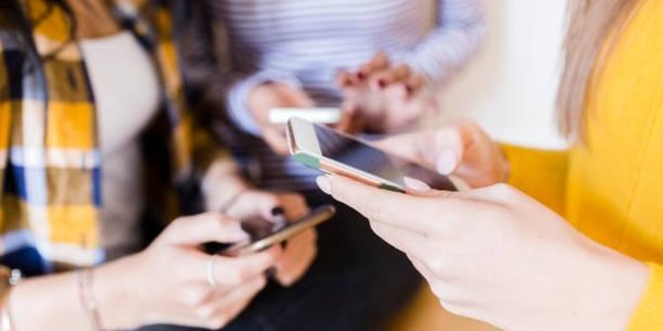 Смартфон мешает наслаждаться общением с близкими