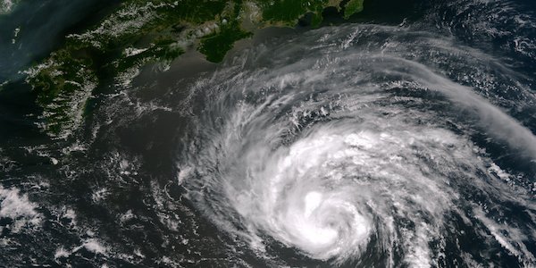 Синоптики пристально следят за развитием тайфунов «Нангка» и «Халола»