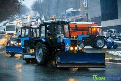 Снегоуборочная техника вышла на уборку дорог Владивостока