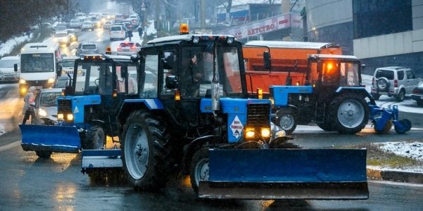 Снегоуборочная техника вышла на уборку дорог Владивостока