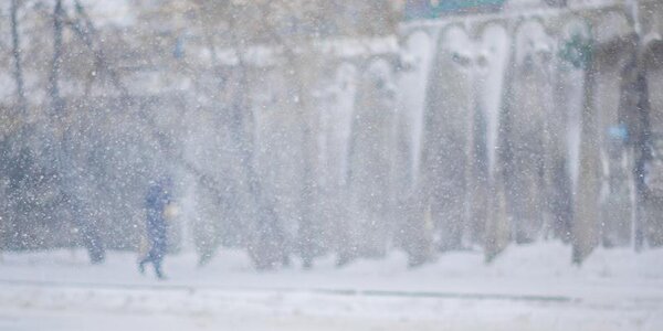 Сильный снегопад обрушился на Владивосток 