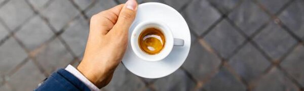 Людей, давно работающих без отпуска, призвали не пить кофе