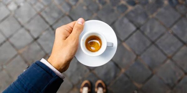 Людей, давно работающих без отпуска, призвали не пить кофе