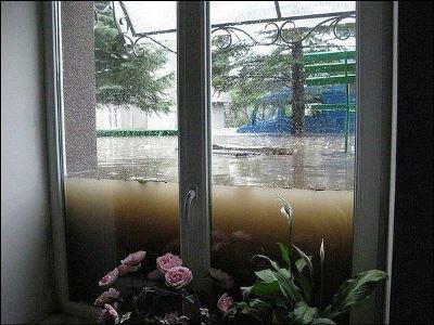 Сильный ливень затопил Смоленск по окна первого этажа