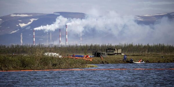 На загрязненных топливом реках под Норильском увеличили количество боновых заграждений