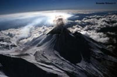 На Камчатке началось извержение вулкана Безымянный