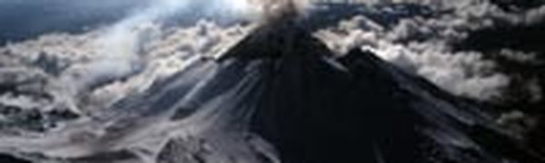 На Камчатке началось извержение вулкана Безымянный