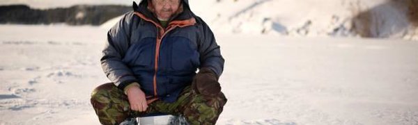 Любителям зимней рыбалки рекомендуют не отходить от берега