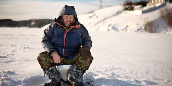 Любителям зимней рыбалки рекомендуют не отходить от берега