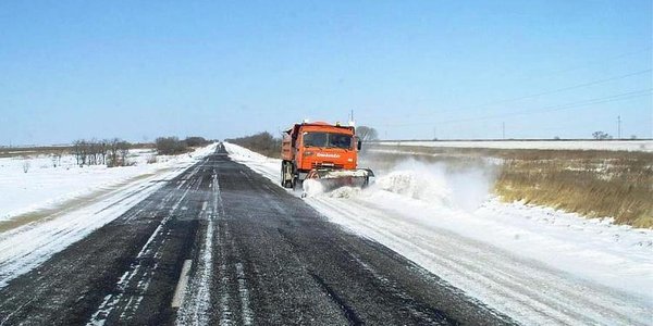 Более 300 единиц спецтехники вышли на дороги Приморья