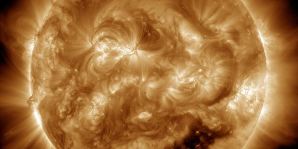 Огромная корональная дыра на Солнце вызвала магнитные бури