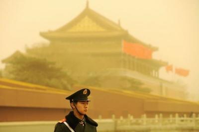 На Пекин надвигаются пыльные бури (ВИДЕО)