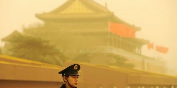 На Пекин надвигаются пыльные бури (ВИДЕО)
