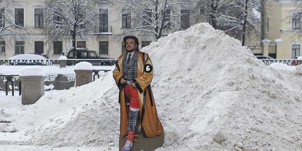 В Петербурге измерили высоту сугробов картонным Киркоровым
