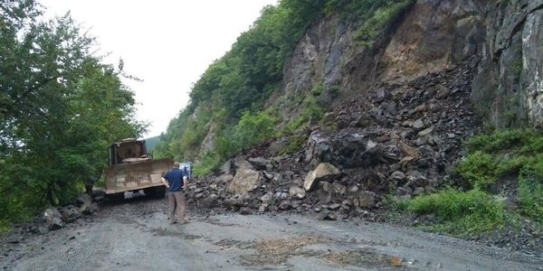 Из-за дождей на трассу в Приморье сошёл оползень