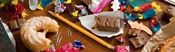 Офисные работники используют вредную еду для снятия стресса