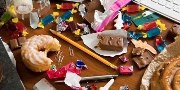 Офисные работники используют вредную еду для снятия стресса