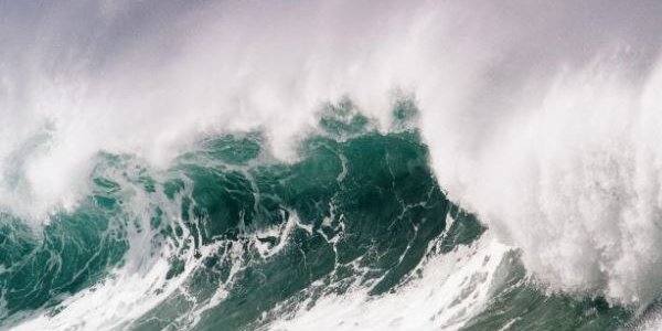 В Японии из-за землетрясения объявлена угроза цунами