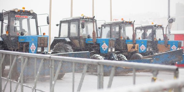 Мешающие уборке снега автомобили эвакуируют с улиц Владивостока