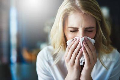 Заразиться гриппом можно просто находясь рядом с болеющим человеком