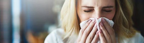 Заразиться гриппом можно просто находясь рядом с болеющим человеком