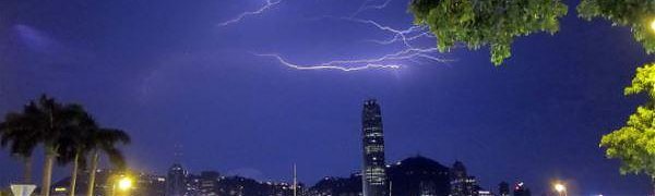  В Гонконге за 12 часов зафиксировали 10 тыс. ударов молний (ВИДЕО)