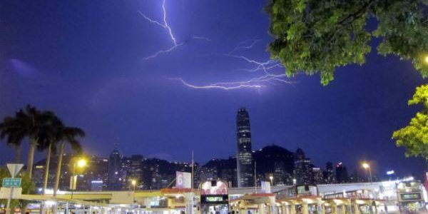 В Гонконге за 12 часов зафиксировали 10 тыс. ударов молний (ВИДЕО)