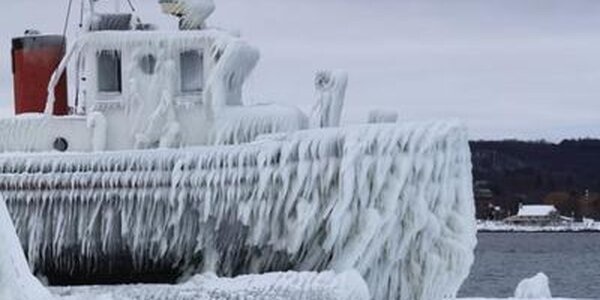 В Японском и Охотском морях продолжается обледенение судов
