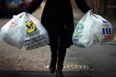 Власти Британии хотят запретить бесплатные пластиковые пакеты