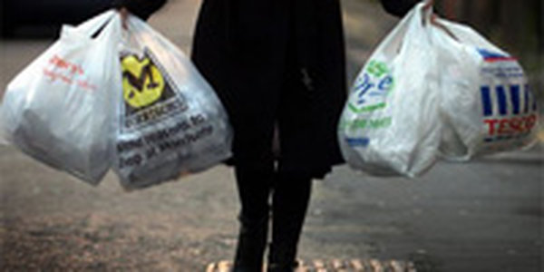 Власти Британии хотят запретить бесплатные пластиковые пакеты