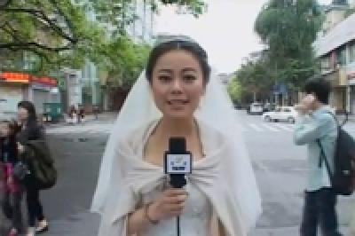 Китайская журналистка провела репортаж о землетрясении в свадебном платье