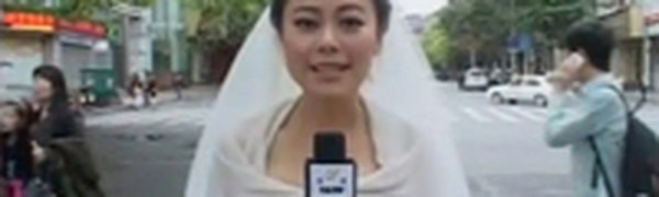 Китайская журналистка провела репортаж о землетрясении в свадебном платье