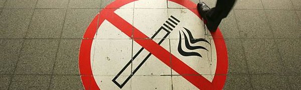 Минздрав поддержал запрет курения около подъездов