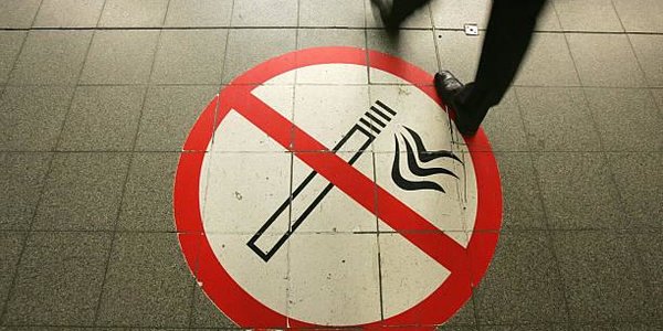 Минздрав поддержал запрет курения около подъездов