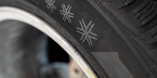 Жителям Владивостока напоминают о необходимости «переобуть» автомобили