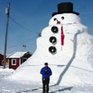 Гигантского снеговика слепил американец