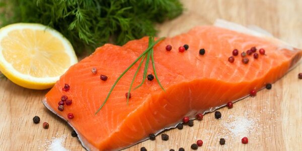 Свежую горбушу по социальной цене завезли в магазины Приморья ко Дню рыбака