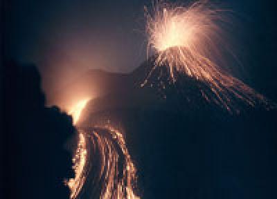 Поток лавы изливается на склон вулкана Ключевской