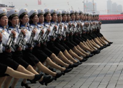 Женщинам в Северной Корее разрешили носить джинсы и серьги