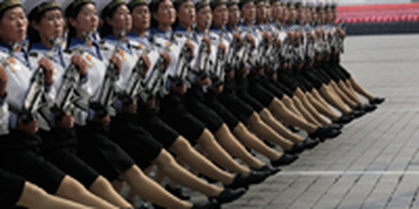 Женщинам в Северной Корее разрешили носить джинсы и серьги