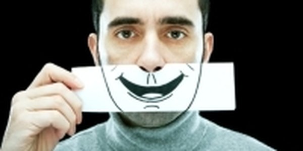 Фальшивая улыбка вредит работе