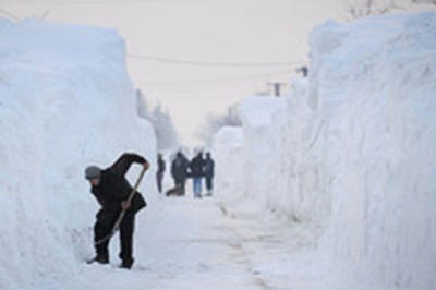 В Румынии люди заблокированы в автомобилях из-за снега