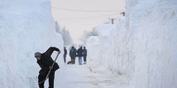 В Румынии люди заблокированы в автомобилях из-за снега