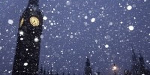 Лондон готовится к снегопадам: раздает лопаты жителям