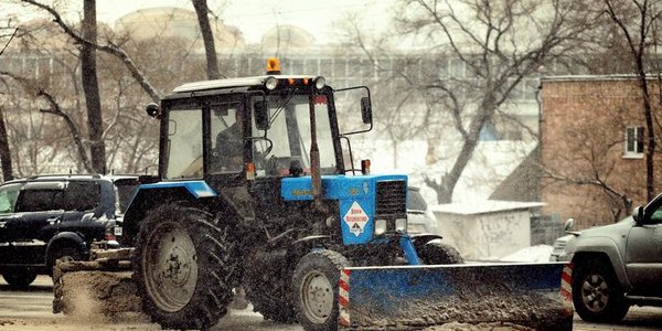 Дорожные службы Владивостока продолжают борьбу с последствиями снегопада