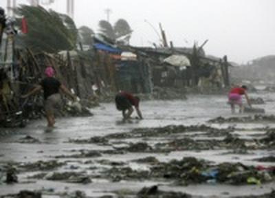 Тайфун NESAT обрушил на Филиппины трехметровые волны
