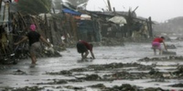 Тайфун NESAT обрушил на Филиппины трехметровые волны